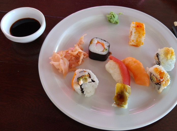 От салата я отказался в пользу тарелки с суши и роллов