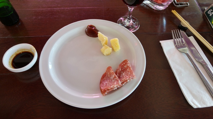 Сыр пармезан и  колбаса из мяса иберейского черного свина для разминки.