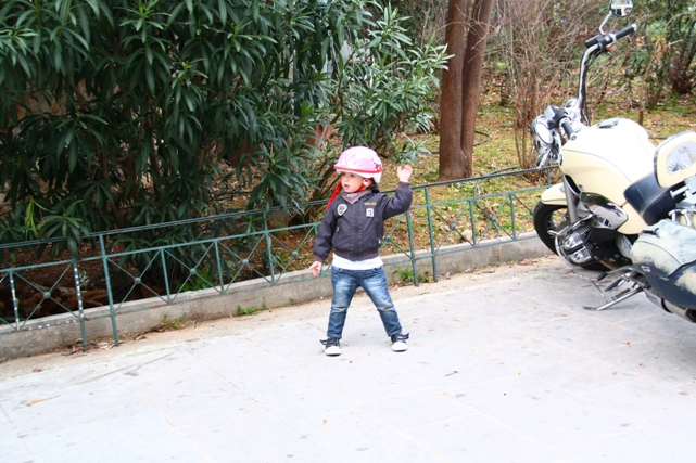 Юнный рокер. Тут мотоцикл очень популярен, по улице ездят стар и млад и мамки и папки и детки.