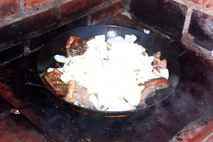 В обжаренное мясо насыпали лука