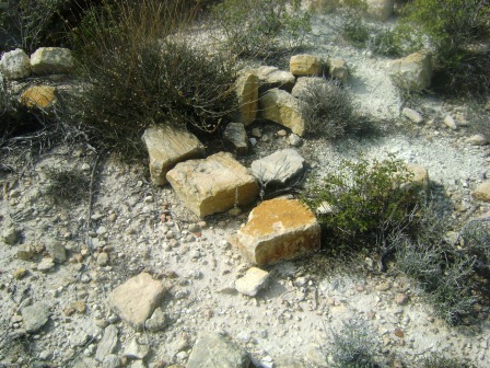 Кругом разбросанны камни,которые закрывали могилы
