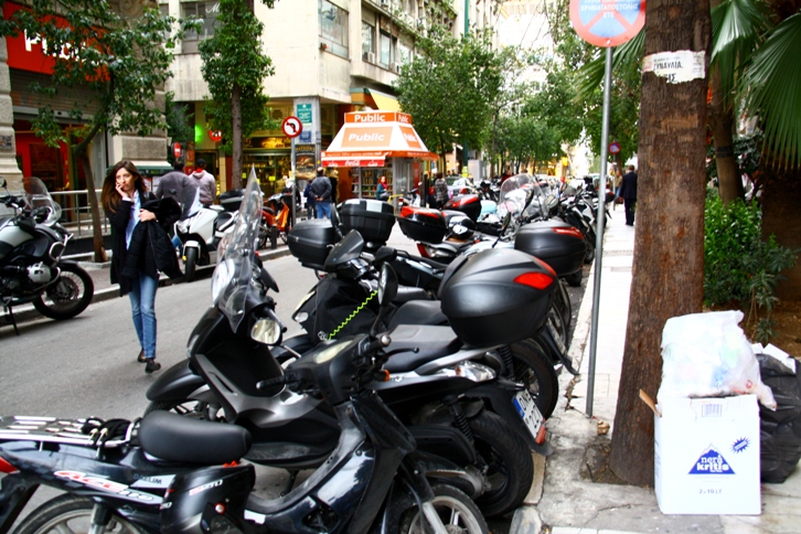 Афины это рай для мотоциклистов, им тут лафа!