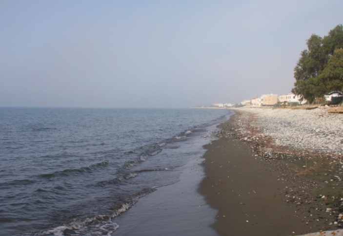 Пляж рядом с моим домом. Камешки, размытая береговая линия, но чистенько. По песку крабики бегают.