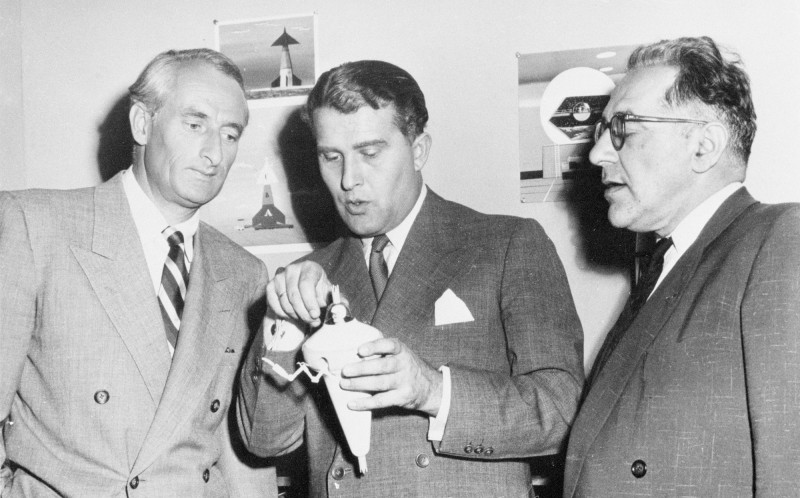 Heinz_Haber_Wernher_von_Braun_Willy_Ley_(1954).jpg